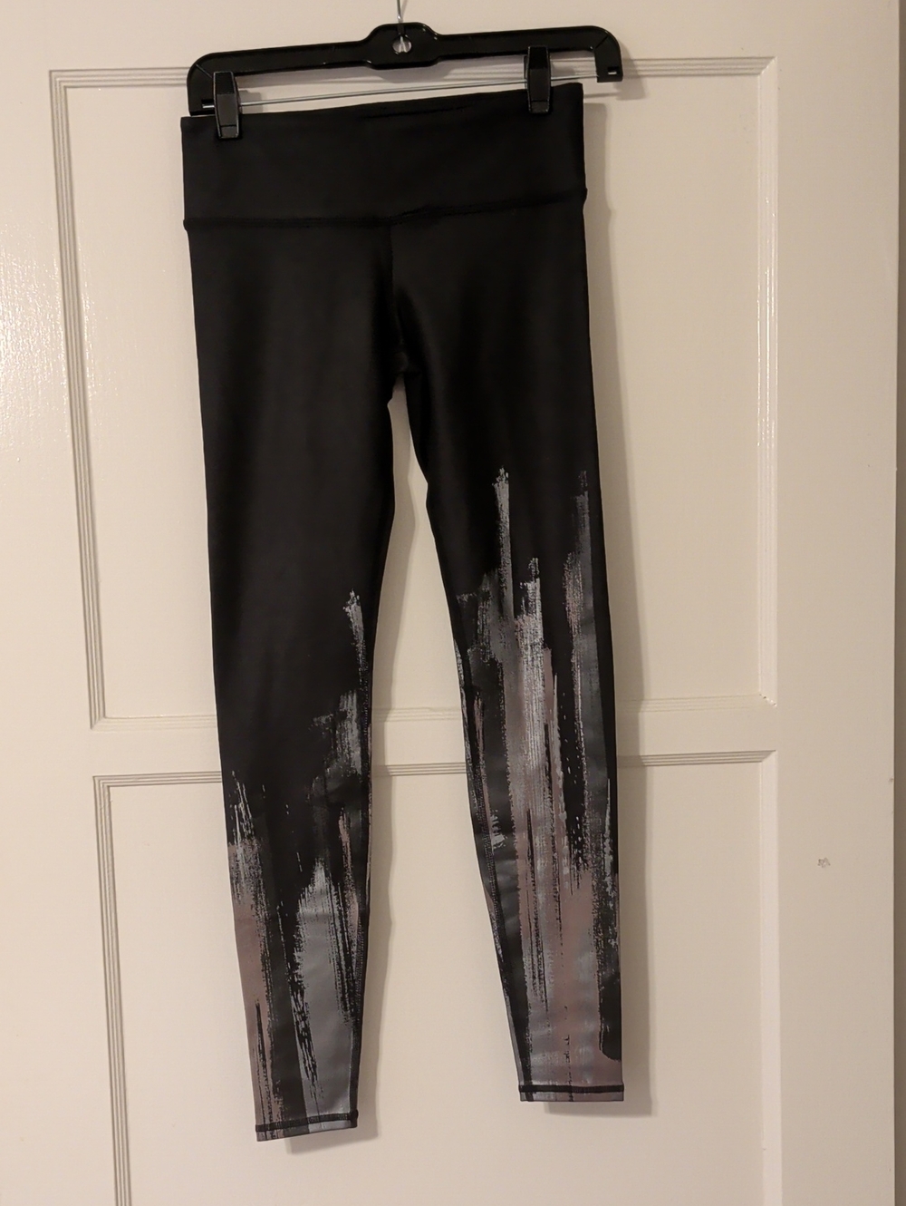 ALO Yoga Airbrush Black Leggings with Metallic Brushstrokes Size XS